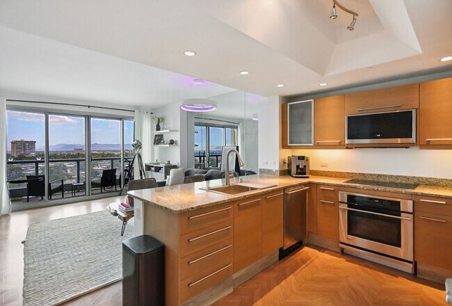 Building Photo - Turnberry Tower Beauty With Stunning Views