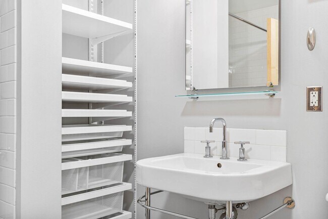 Building Photo - Stylish, south-facing 1-bdrm/1-bath loft in the Pearl—Deeded parking & storage