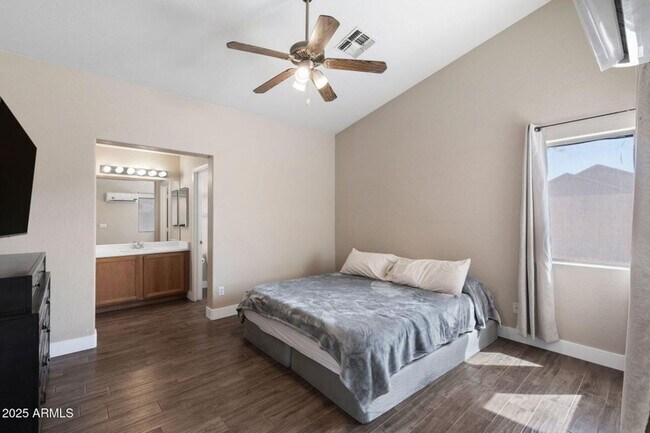 Building Photo - INCREDIBLE UPDATED 3 BEDROOM 2 BATH HOUSE ...