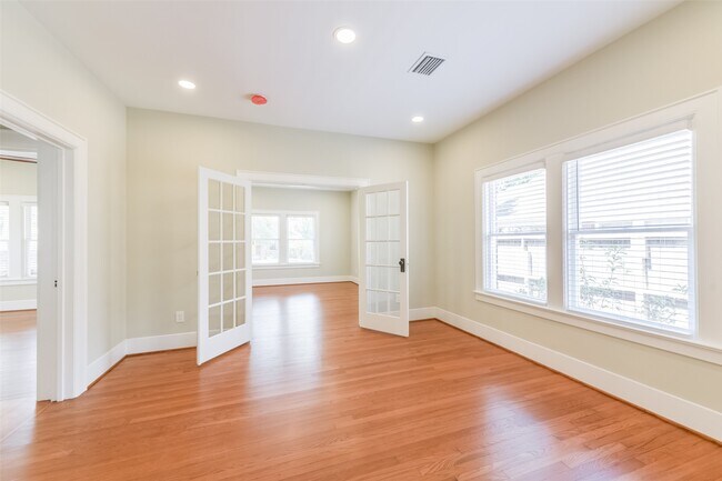 Building Photo - 931 Teetshorn St