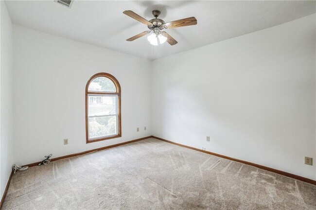 Building Photo - 487 Ravinia Way