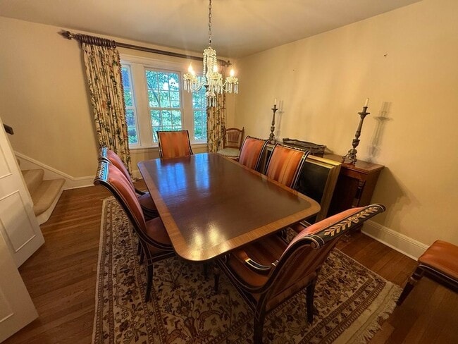 Building Photo - 506 Roslyn Pl