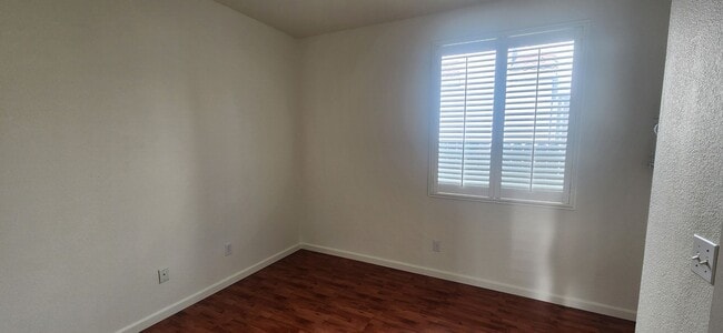 Building Photo - 4 Bedroom 2 Bathroom Home in Elk Grove