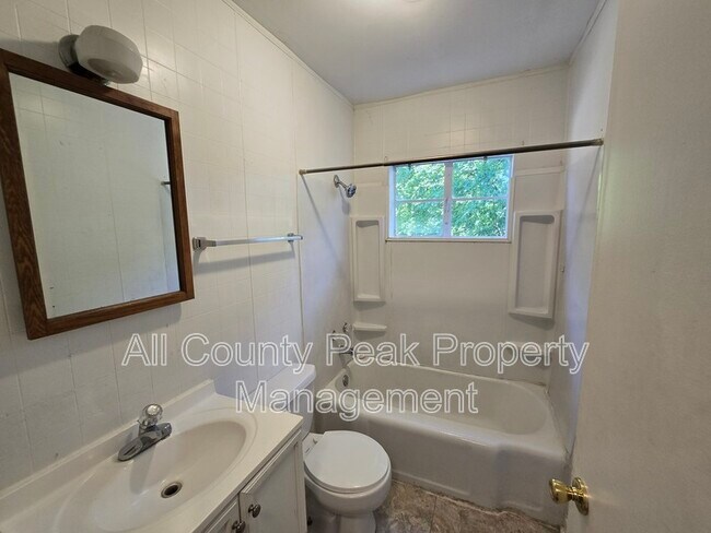 Building Photo - 111 Hollyberry Ln
