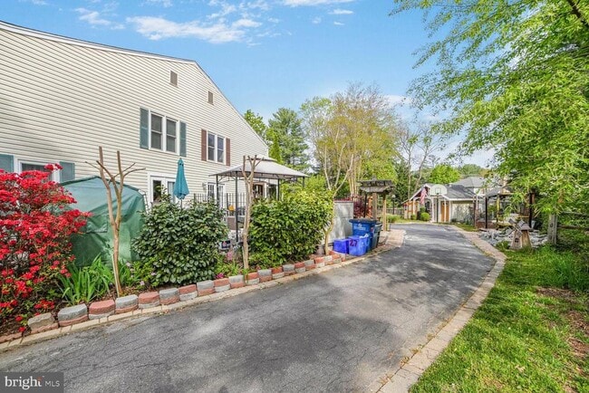 Building Photo - 27 Triple Crown Ct