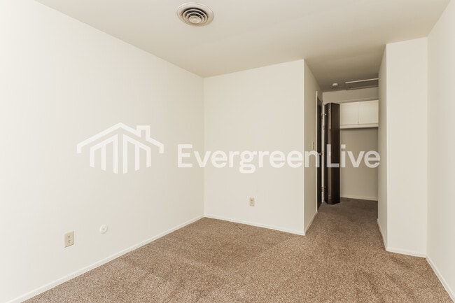 Building Photo - 5676 Troy Villa Blvd