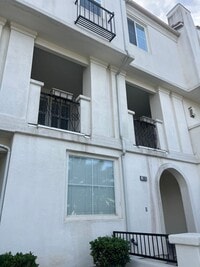 Building Photo - West Ventura Condo with a three car garage!