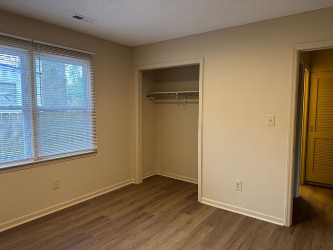 Building Photo - Two Bedroom Apartment in Statesville