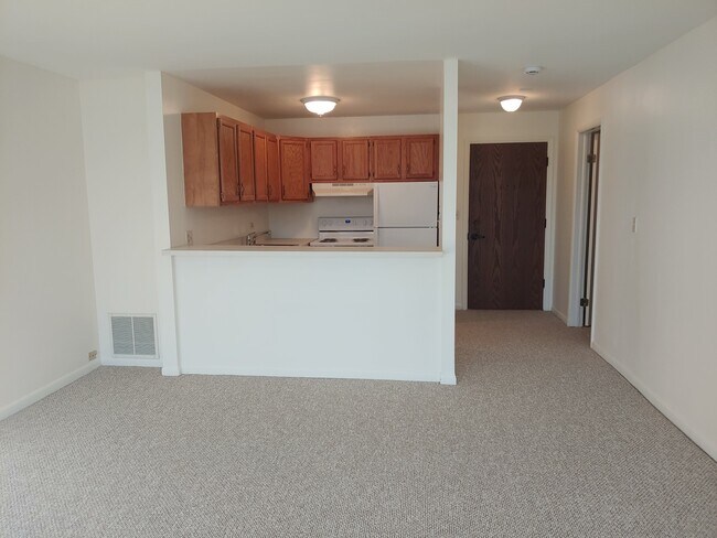 Building Photo - 5820 Oakwood Dr