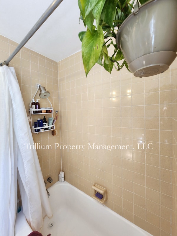 Building Photo - 3206 SW 13th Ave