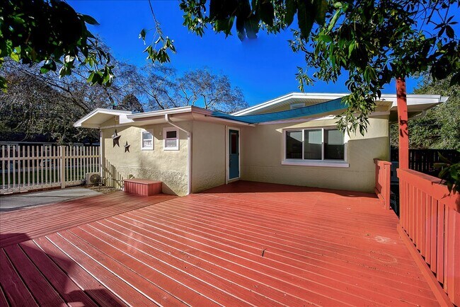 Building Photo - 1701 E Henry Ave