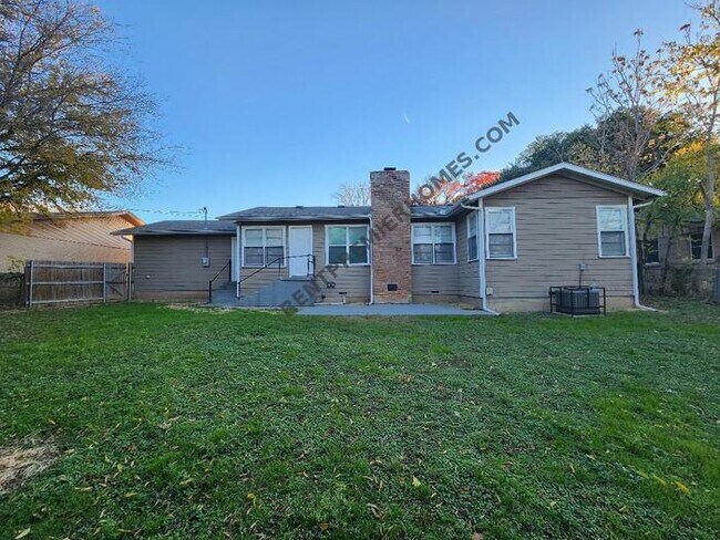 Building Photo - 2413 Hillview Dr