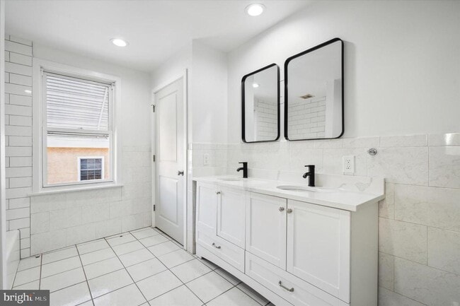 Building Photo - 1853 Tulip St