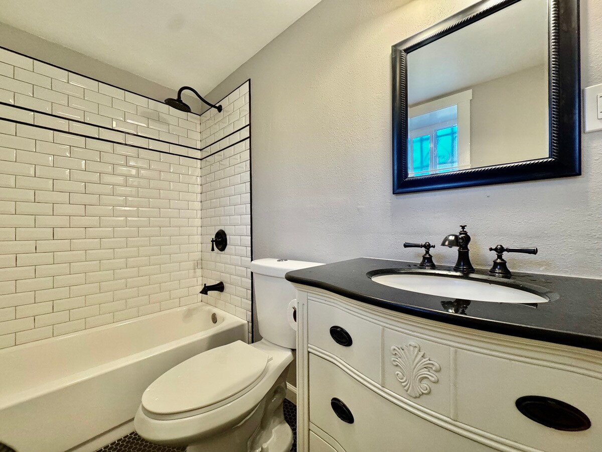 Building Photo - 1054 24th St