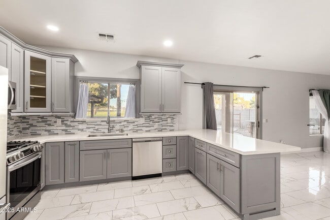 Building Photo - 11010 W Griswold Rd