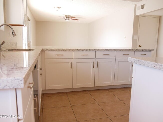 Building Photo - 1719 N Circle Dr