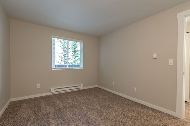 Building Photo - Spacious Newly Renovated Two Bedroom One Bath! $1000 Off Your First Full Month!