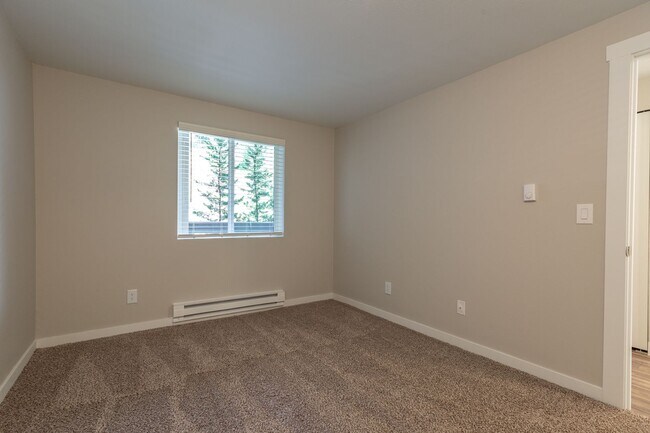 Building Photo - Spacious Newly Renovated Two Bedroom One Bath! Gorgeous View With One Month Free!