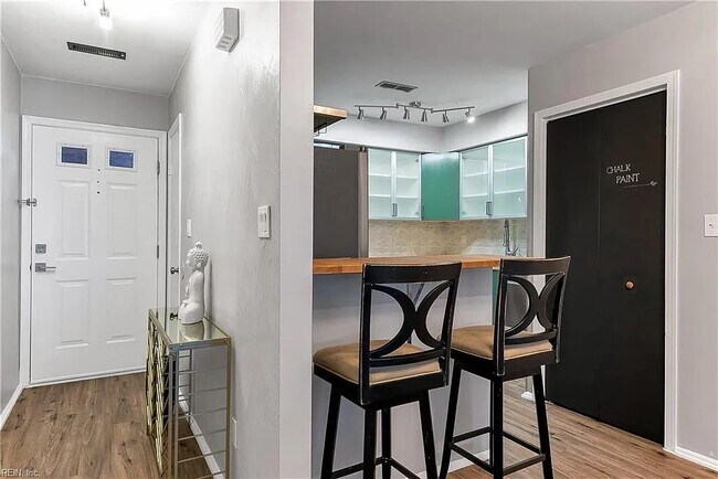 Building Photo - Hampton Blvd