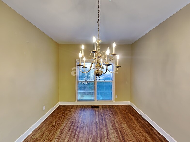 Building Photo - 5718 Chadwick Ln