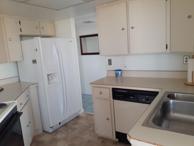 Kitchen - 1 Oceans West Blvd