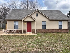 Building Photo - Limited Time Special Offer / 3 Bed, 2 Bath Home with Fenced Yard / Pet-Friendly / Available Now!