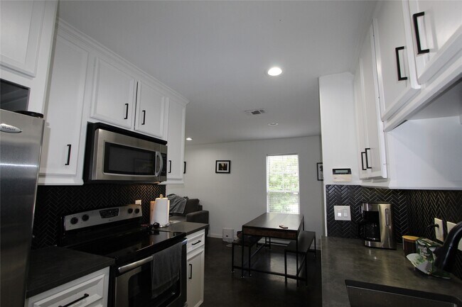 Building Photo - 301 Willard St