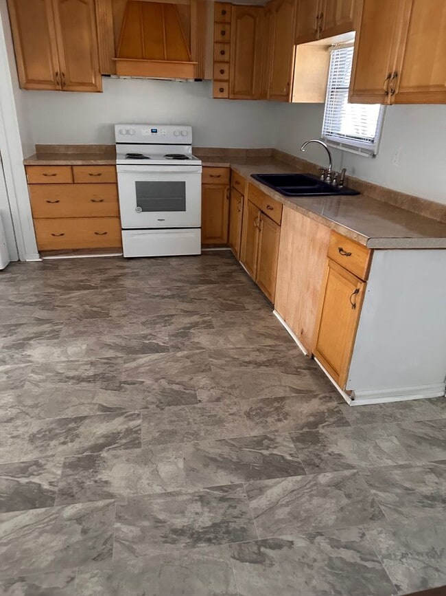 Building Photo - 3-Bedroom 2-Bath Home w/ Screened in Porch in Niceville