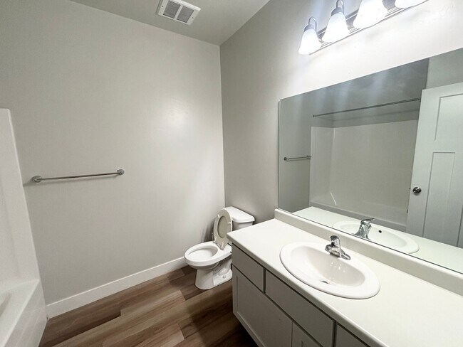 Building Photo - 3 Bedroom/2 Bathroom Condo in Lehi