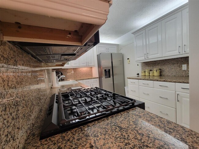 Building Photo - 3140 S Ocean Dr