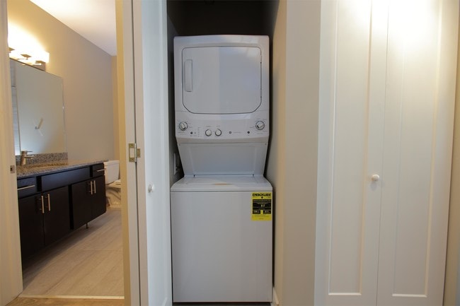 Building Photo - 1809 N Cambridge Ave