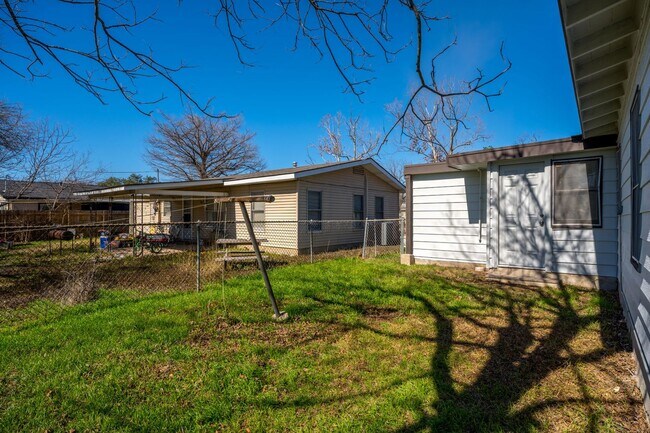 Building Photo - Fairlawn 3 bedroom, 1 bath ready for move-in
