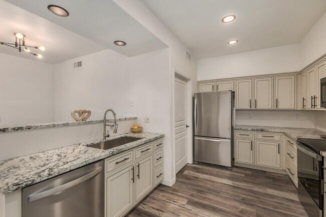 Building Photo - 15221 N Clubgate Dr