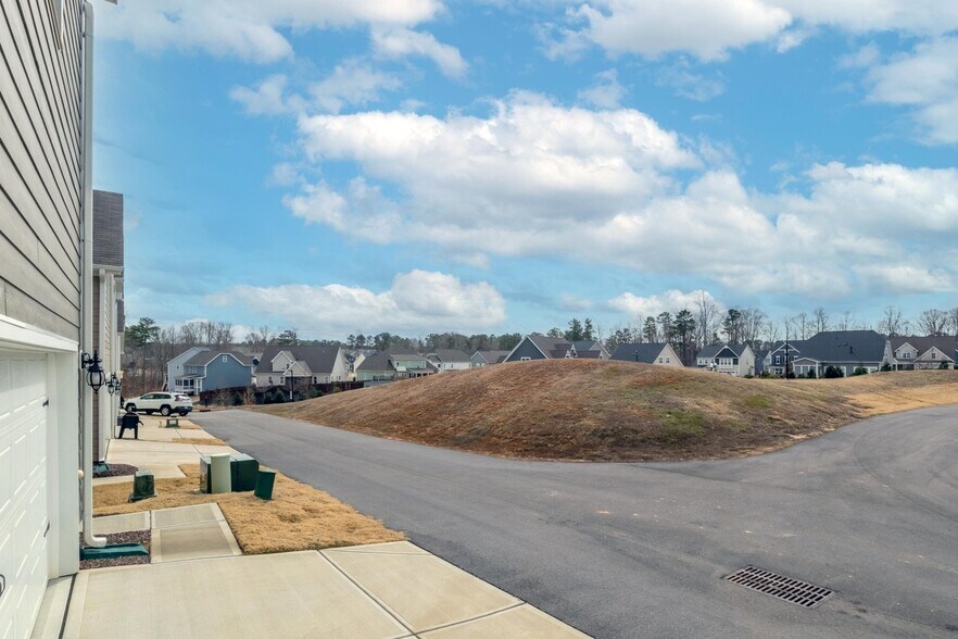 Building Photo - 824 Country Downs Rd