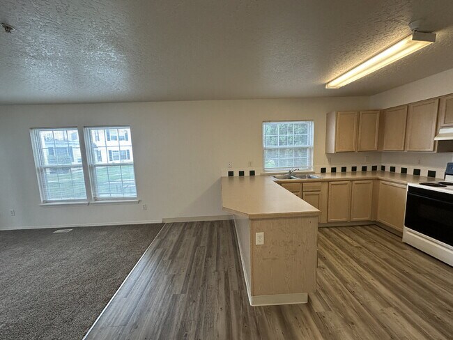 Building Photo - "Charming 2-Bed Retreat with Spacious 1000 sqft Layout in Nampa's Heart!"
