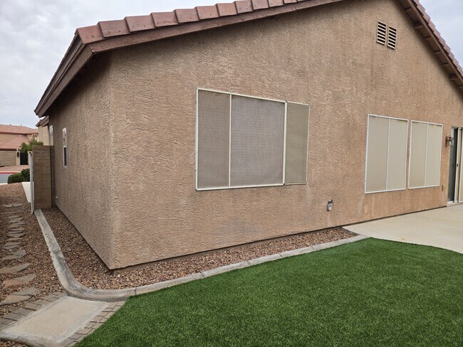 Building Photo - 993 White Glacier Ave