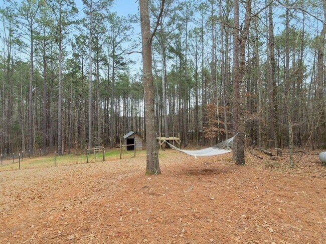 Building Photo - 305 Riverbend Dr