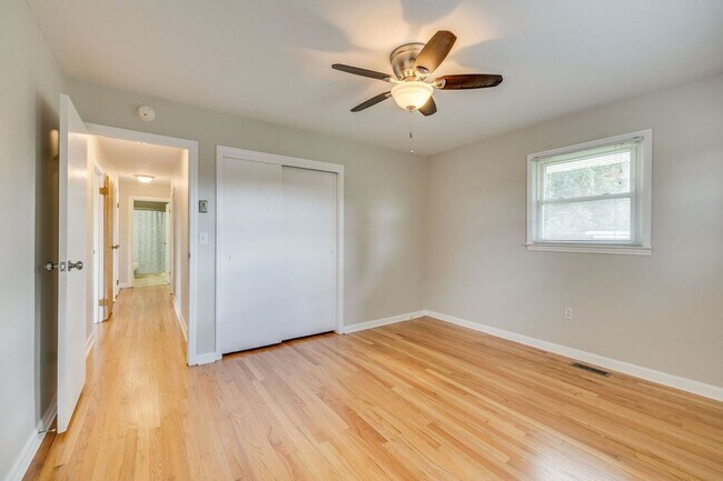 Building Photo - Beautifully updated 3 BR 1 BA home with ex...
