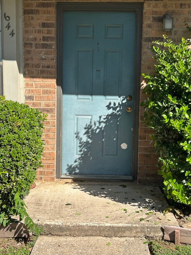 Building Photo - 644 W Collins St