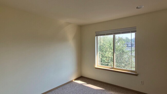 Building Photo - 3 Bed 1.5 Bath Duplex Unit - Barkley Village, Bellingham WA