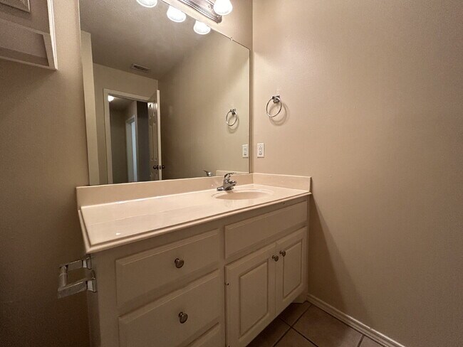 Building Photo - Beautiful Duplex in Northwest Lubbock