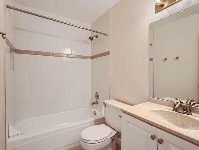 Building Photo - Charming 2 Bedroom 2.5 Bath in Lakewood!