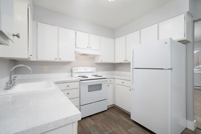 Building Photo - Remodeled 2 bedroom! $1000 VISA GIFTCARD AT MOVE IN, JUST IN TIME FOR THE HOLIDAYS!