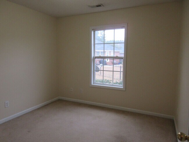 Building Photo - Landmark Pointe