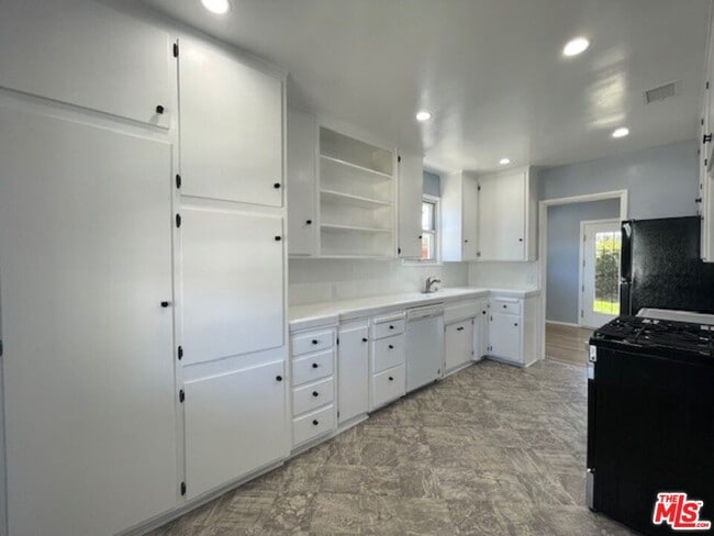 Building Photo - 7330 W 89th St