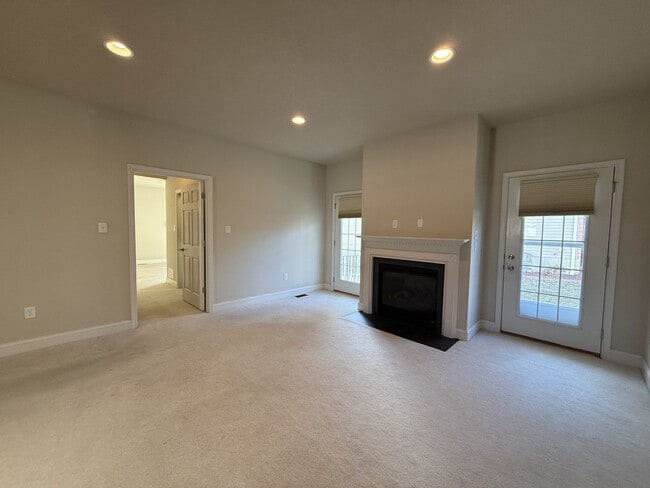 Building Photo - Three Bedroom Collegiate Station Home