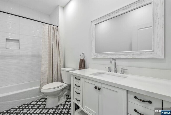 Building Photo - 765 6th Ave