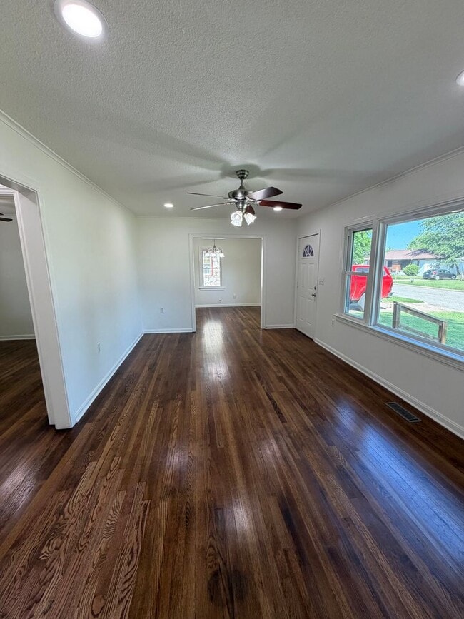 Building Photo - Bright, Updated 3 Bedroom Home with Modern Finishes