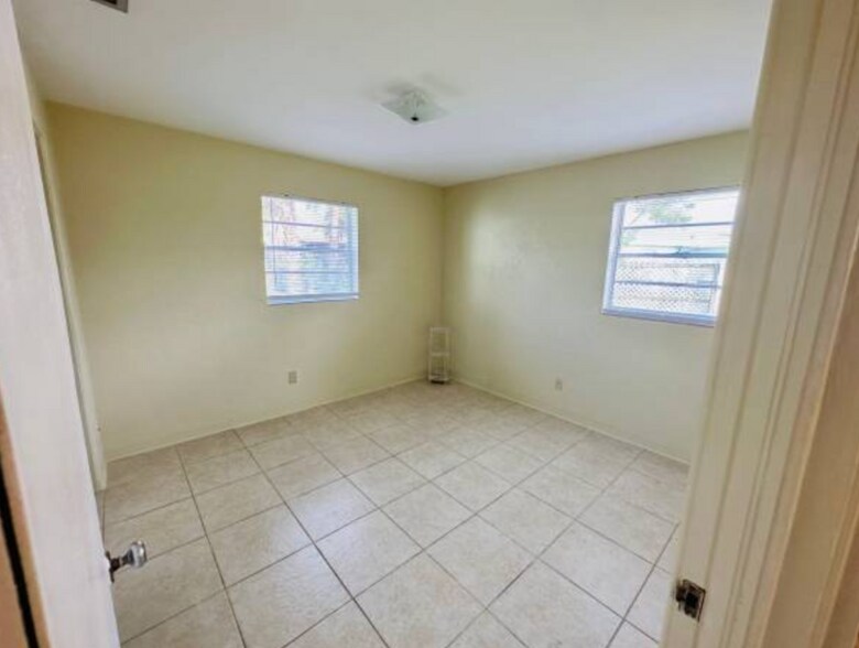 Building Photo - 21 Rivershore Dr