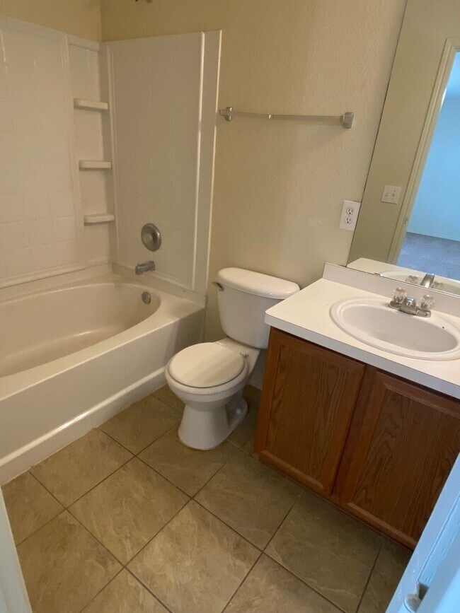 Building Photo - Spacious 4 bedroom house with fenced yard